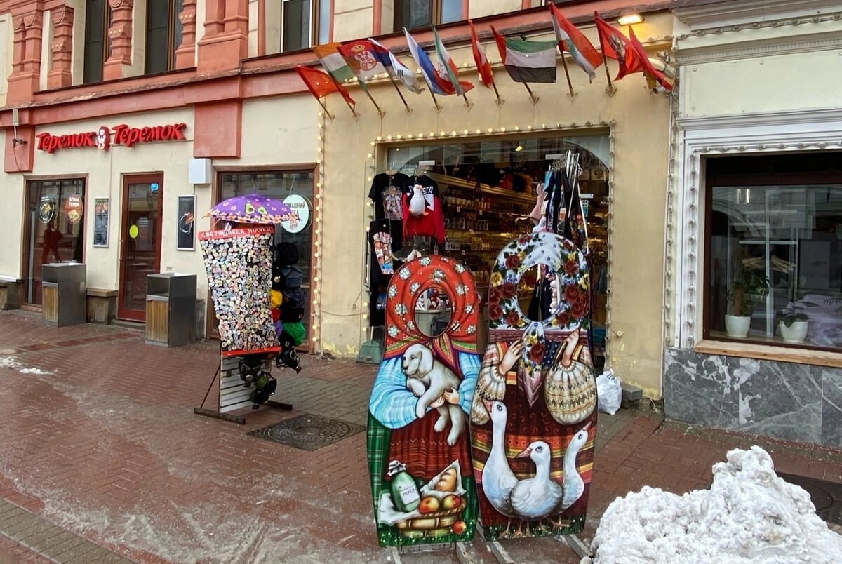 И только уличные лавки вне времени
