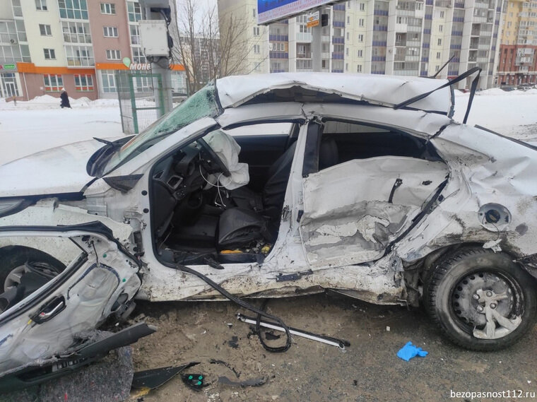    От столкновения водителя «Hyundai» заблокировало в салоне автомобиля