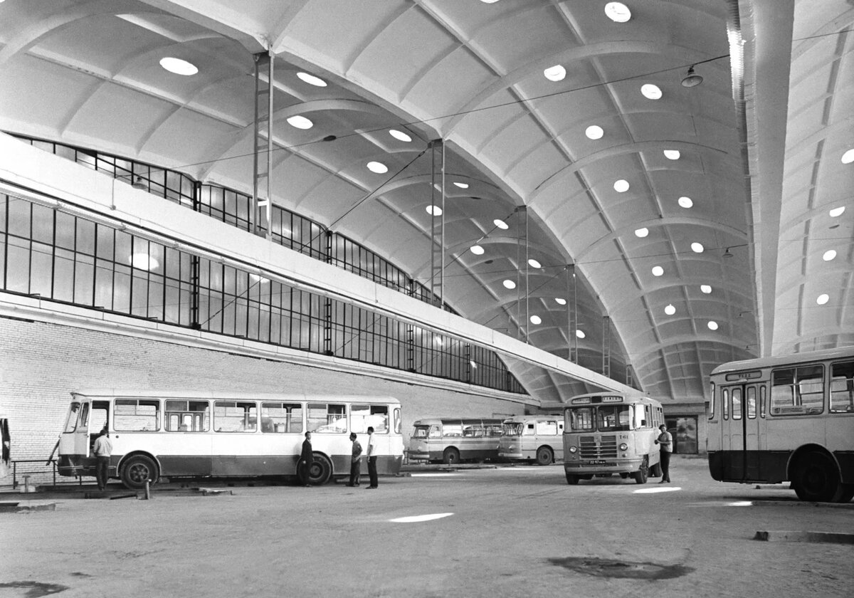 Автопарк № 6 на улице Стасовой в год его открытия, 1972‑й. На снимке можно видеть те самые «бочарные» своды со световыми фонарями, которые стали ноу-хау ленинградских архитекторов и инженеров./ФОТО Максима БЛОХИНА/ТАСС