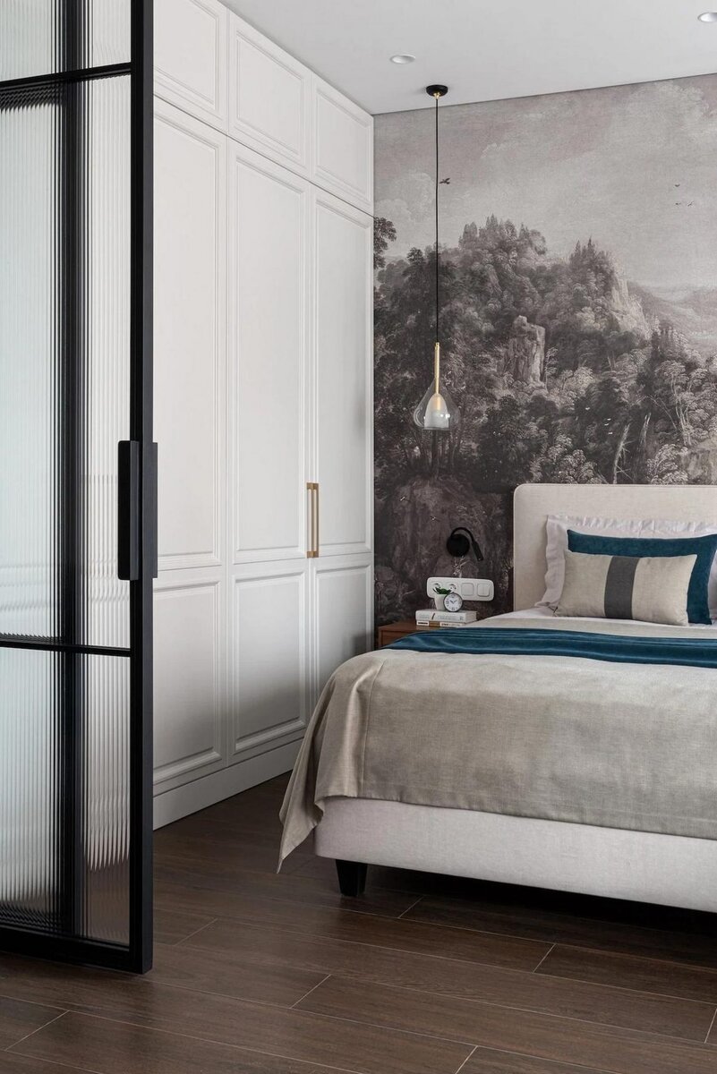 Мрамор, латунь и дерево. Просторный интерьер с изысканными деталями