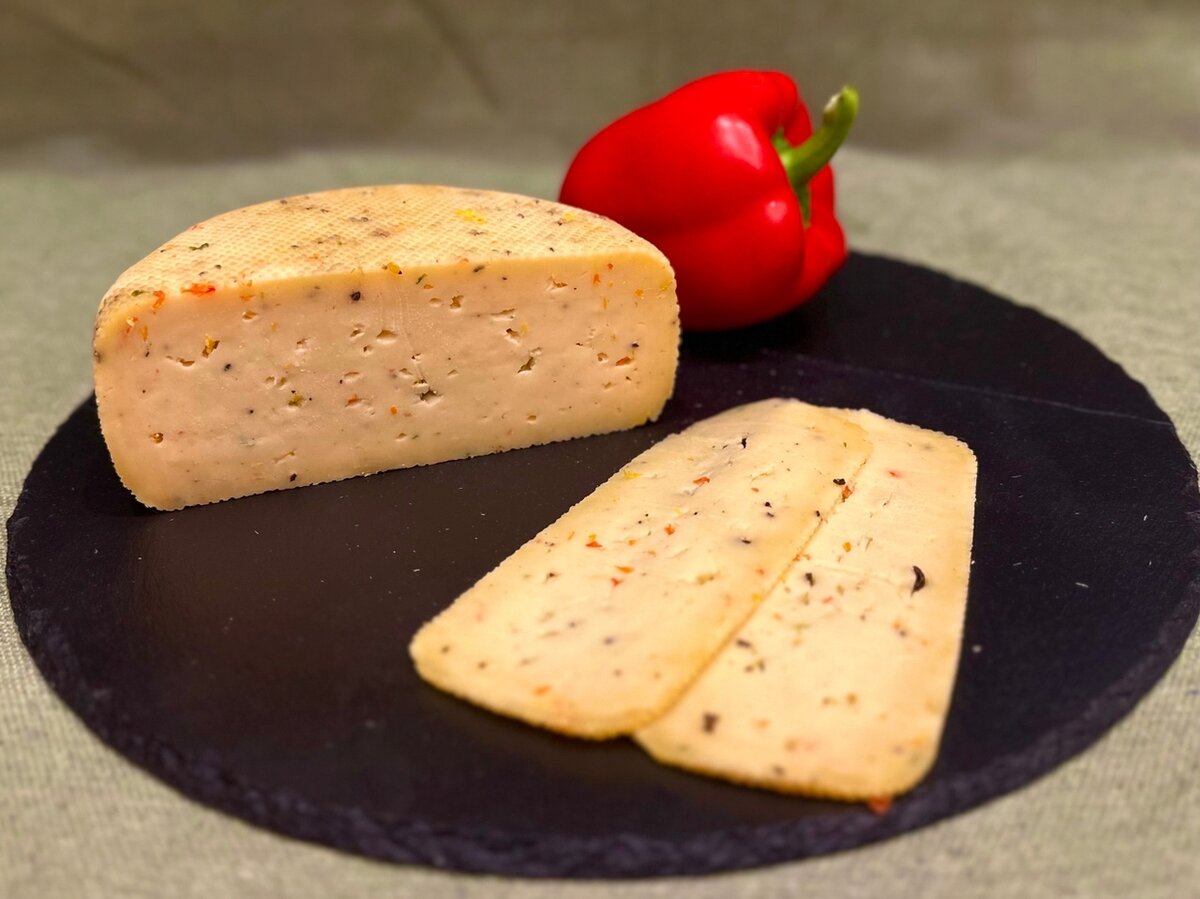 продам сыр. сыры на рынке. продается сыр бахштеин в вильнюсе. сыр да масло. сырный продукт славянский.