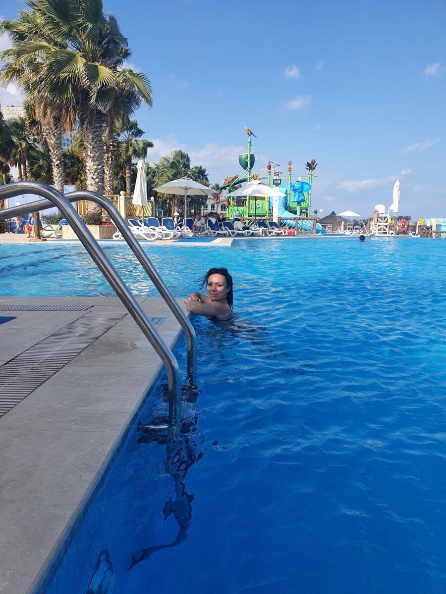 На территории отеля «Sandy Beach» (январь, 2023г)