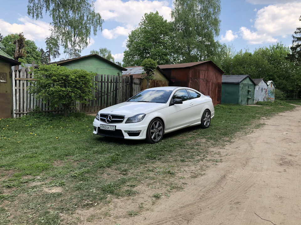 Машина у деревенского дома