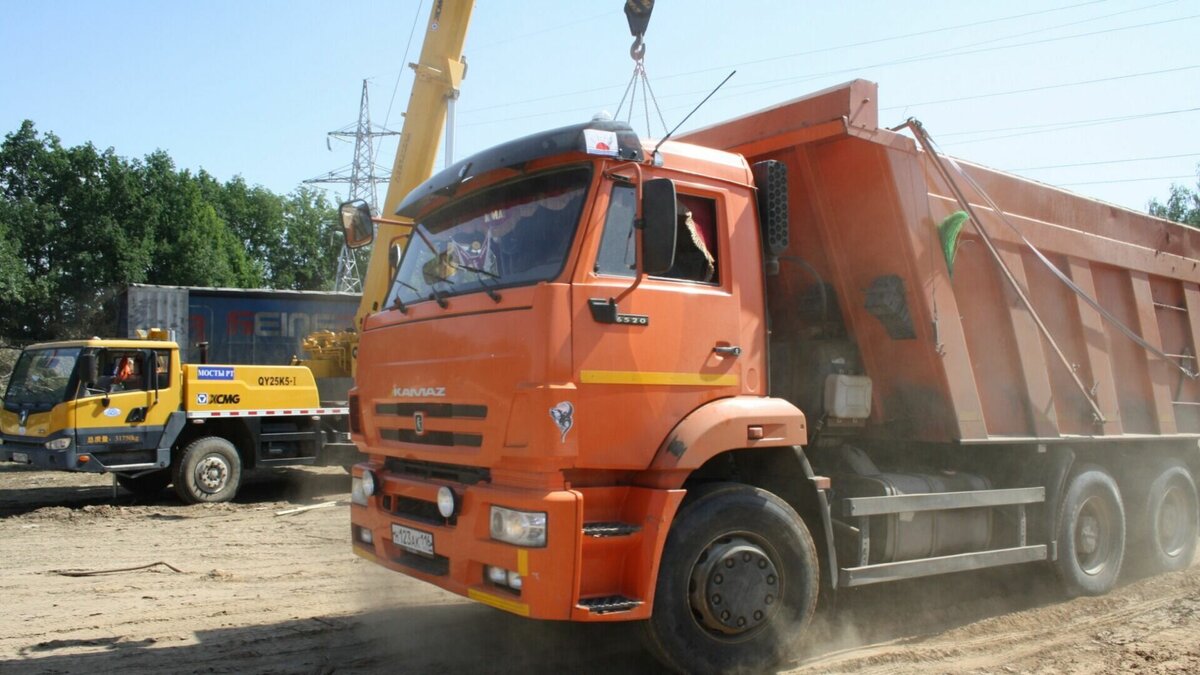     Жители Нижнекамского района пожаловались на самосвалы, строящие объездную трассу М-7 в обход Набережных Челнов. Соответствующая публикация появилась в «Народном контроле».