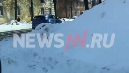     Жители Заволжья Нижегородской области пожаловались на огромные сугробы из снега, льда и грязи. Ситуацию NewsNN прокомментировал директор МКУ «Оперативно-распорядительное управление ЖКХ» Владимир Уханов.