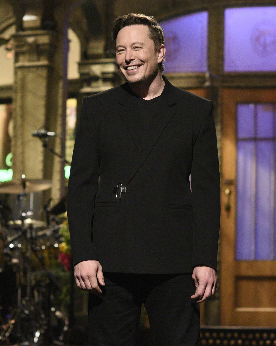 Илон Маск в Givenchy на шоу SNL, май 2021 © GIVENCHYOFFICIAL