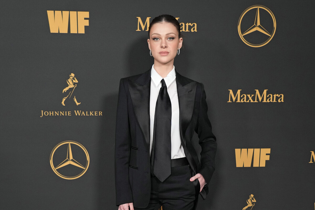     Никола Пельтц-Бекхэм демонстрирует самый модный аксессуар весны-2023