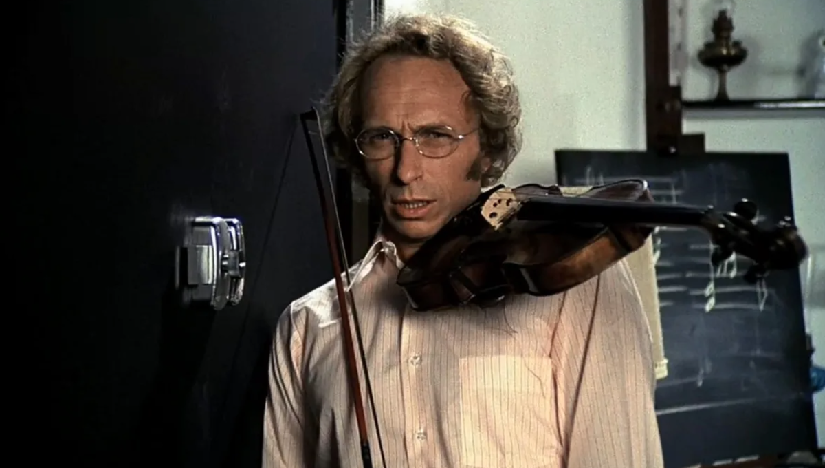 Кадр из фильма "Высокий блондин в черном ботинке"