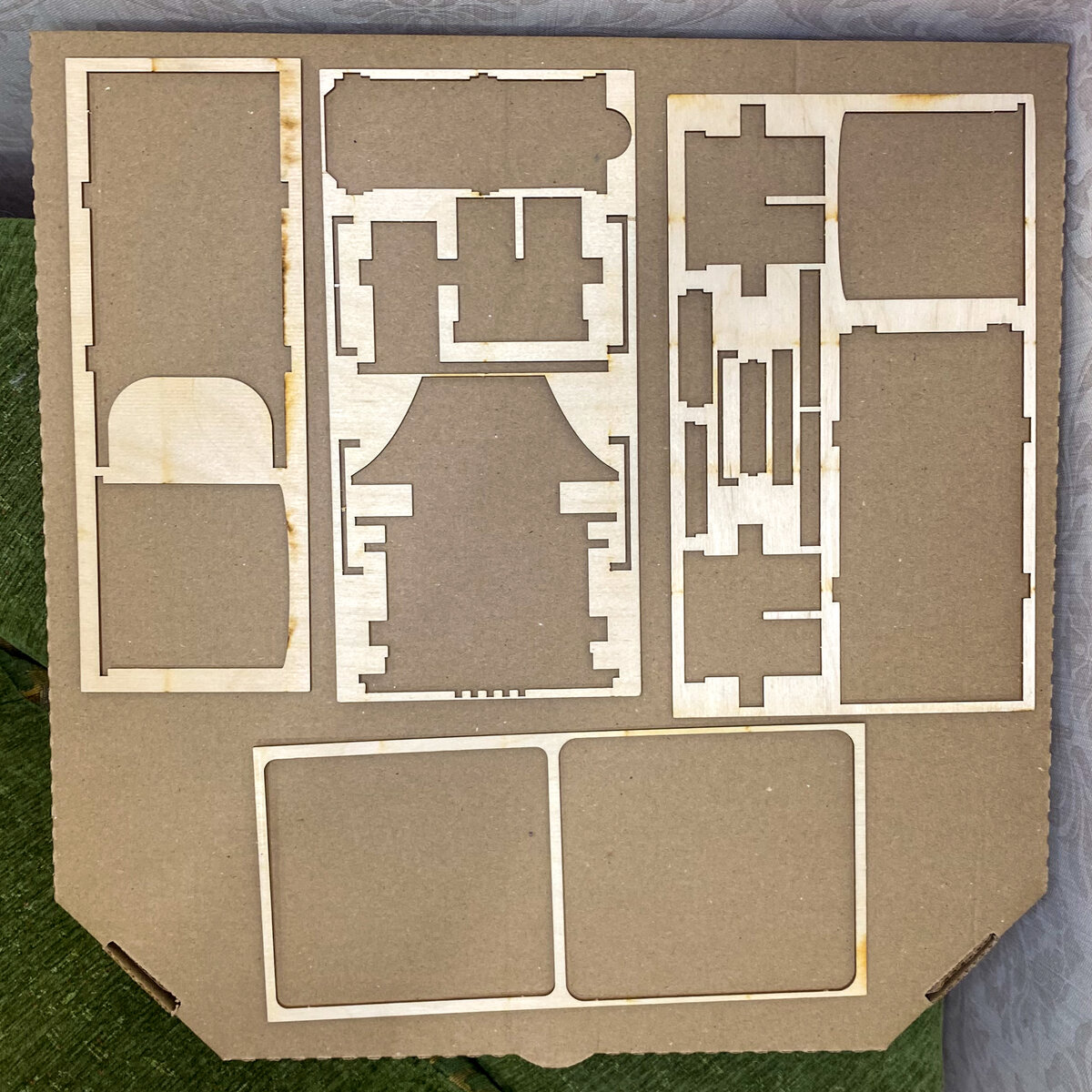 Остатки фанеры, из которой я вытащила детали домика.