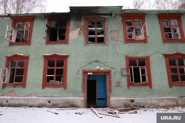    Пенсионерки жаловались, что в их доме нет водоснабжения, но есть трещины и разбитые окна