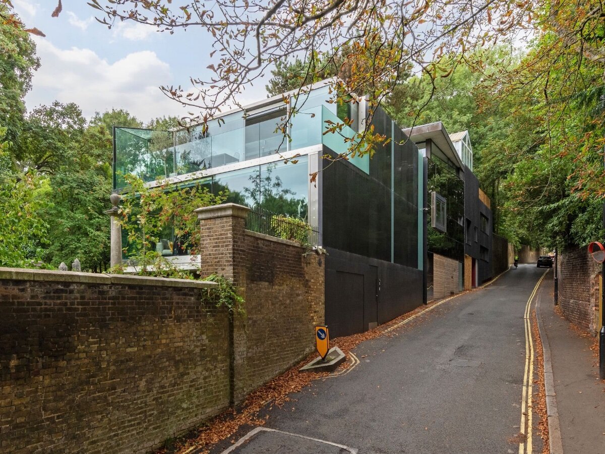 Фасад стеклянного дома со стороны Суэйнс-лэйн