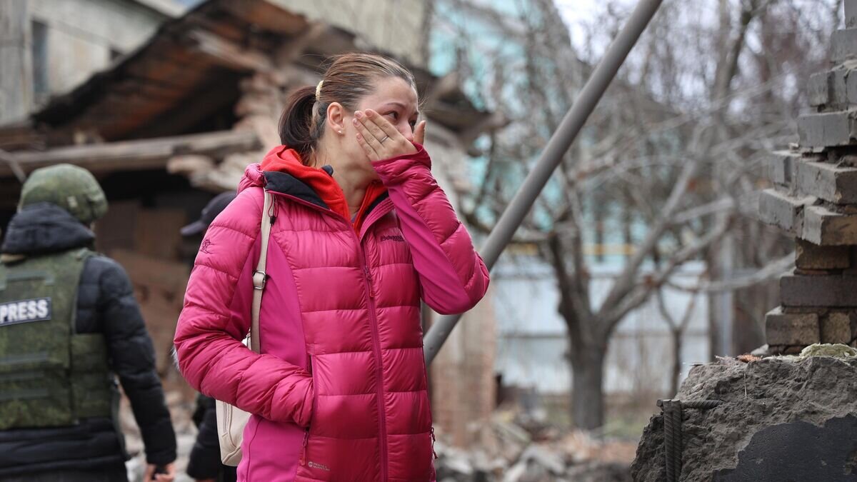    Женщина возле своего дома, поврежденного в результате обстрела Донецка со стороны ВСУ© РИА Новости / Сергей Аверин