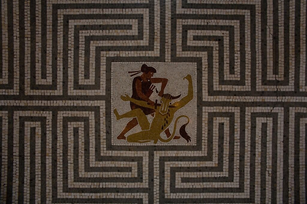 Лабиринт минотавра рисунок. Лабиринт минотавра квест. Минос лабиринт минотавр. Лабиринт минотавра фильм 2003. Минотавр живет в лабиринте.