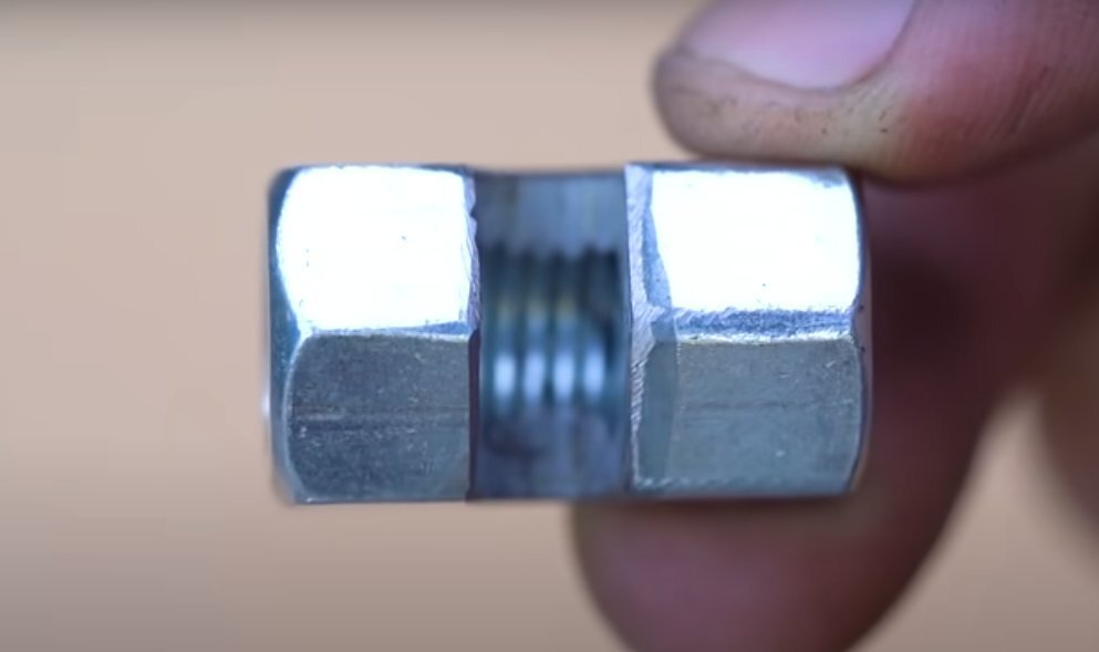      Прорезь в гайке.