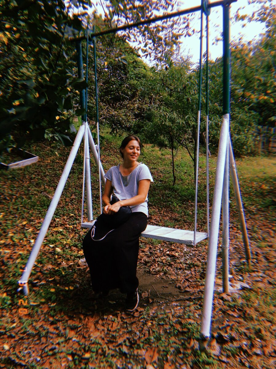 Качели на берегу