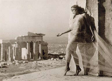 Танцовщица Nikolska у Парфенона