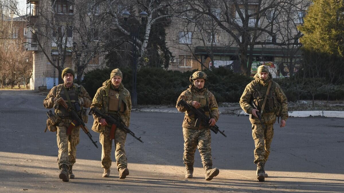    Украинские военные на улице Артемовска (Бахмута)© AP Photo / Andriy Andriyenko