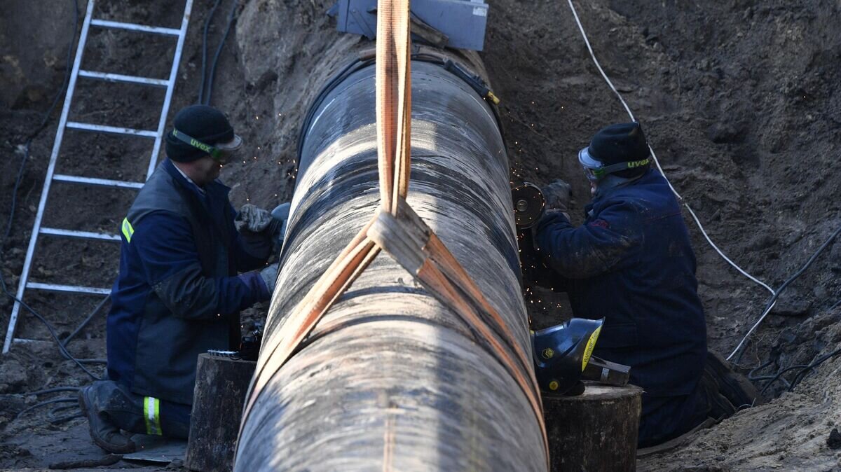    Рабочие ремонтируют участок магистрального нефтепровода "Дружба" в Гомельской области© Sputnik