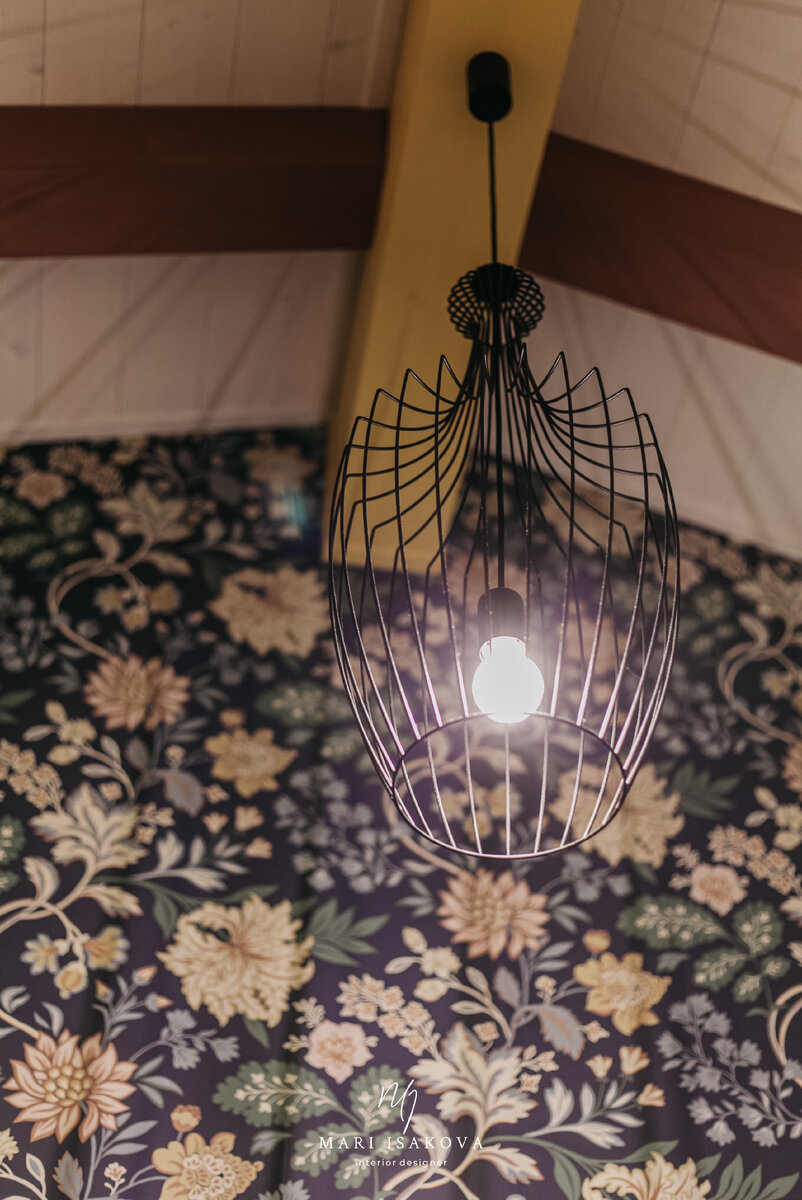 Эклектичное сочетание кантри стилистики обоев и минималистичного лофта в освещении.