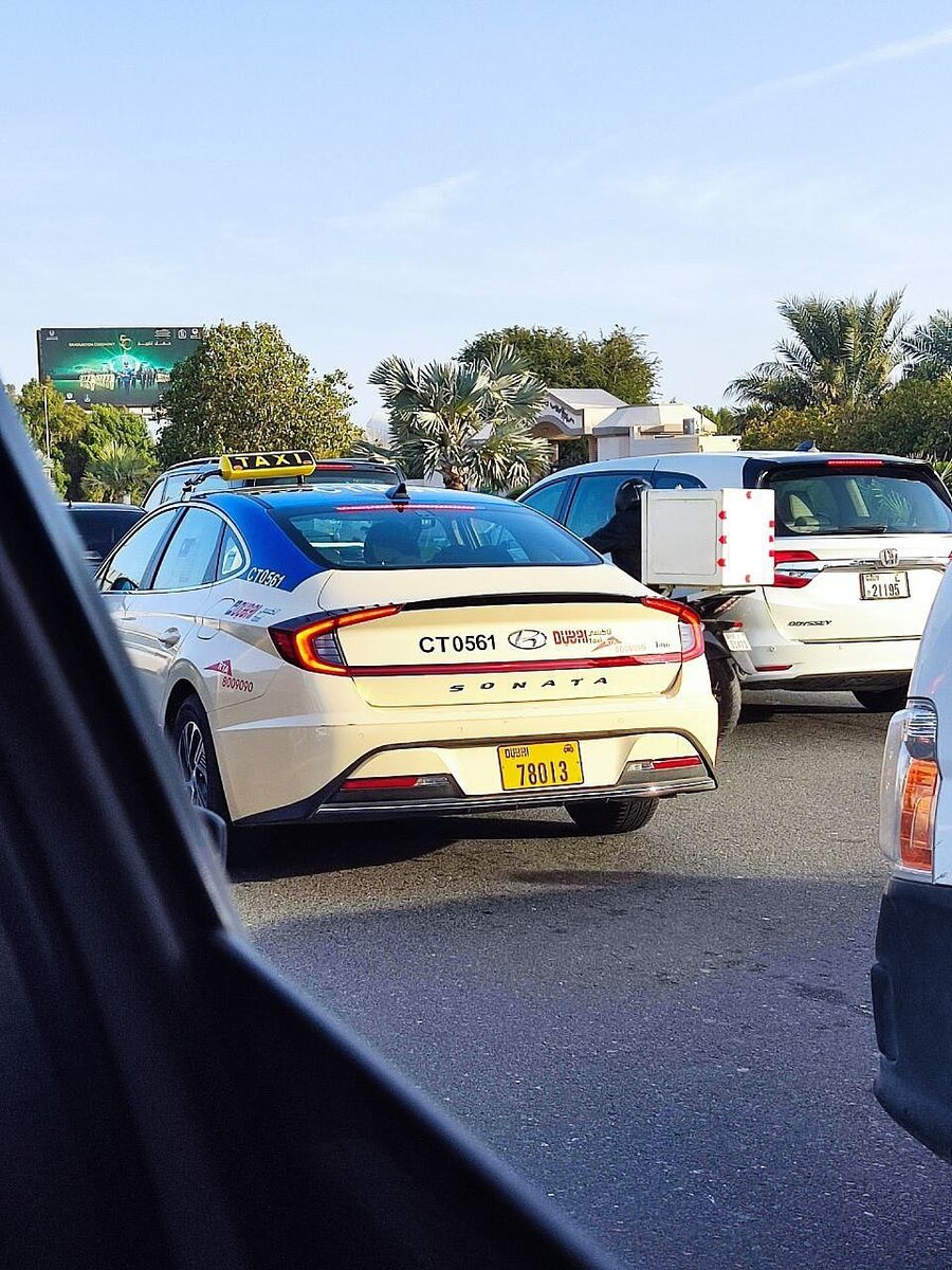 Такси hala с синей крышей. 