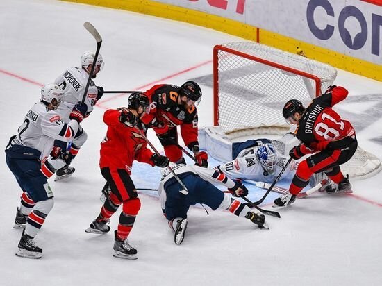     Один из опасных моментов Арсения Грицюка. Фото пресс-службы ХК "Авангард"