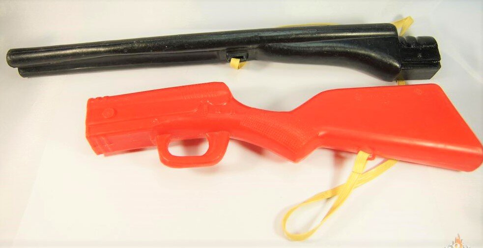 Пластмассовое двуствольное ружье.