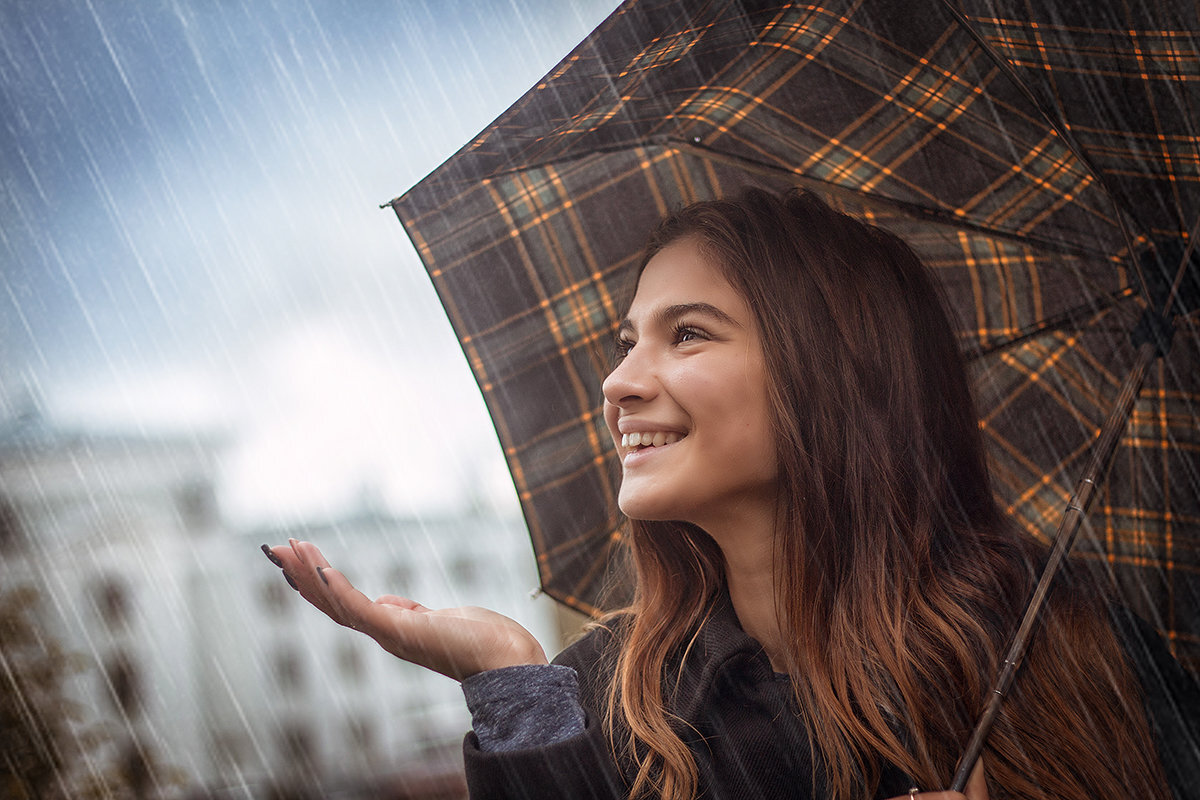 Как растения радуются дождю. Радоваться дождю. Девушка радуется дождю. Наслаждаться дождем. Девушка радуется дождю в Питере.