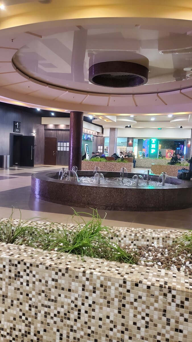 Не бассейн конечно, в фойе кинотеатра.