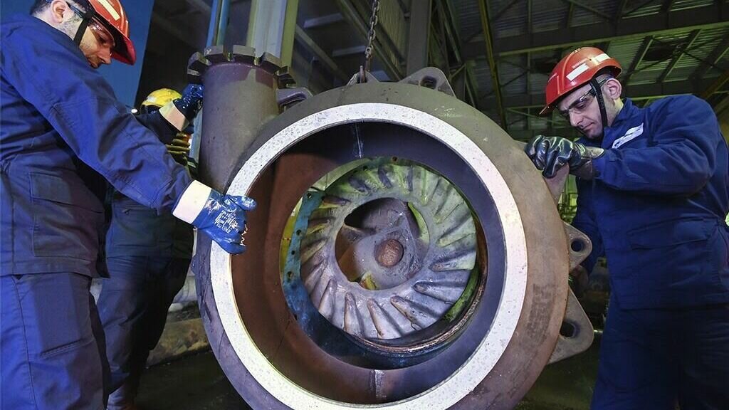     На Надеждинском металлургическом заводе компании “Норникель” использовали деталь, которую создали при помощи 3D-принтера. Большая износостойкая чугунная спиральная камера на насосную установку весит больше полутонны и нужна для подъема концентрата из рудоотстойника.