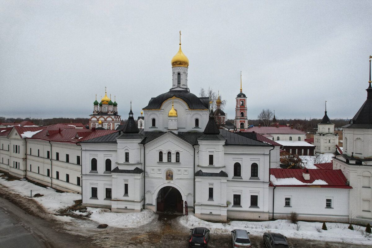 Вход в монастырь через Святые ворота.