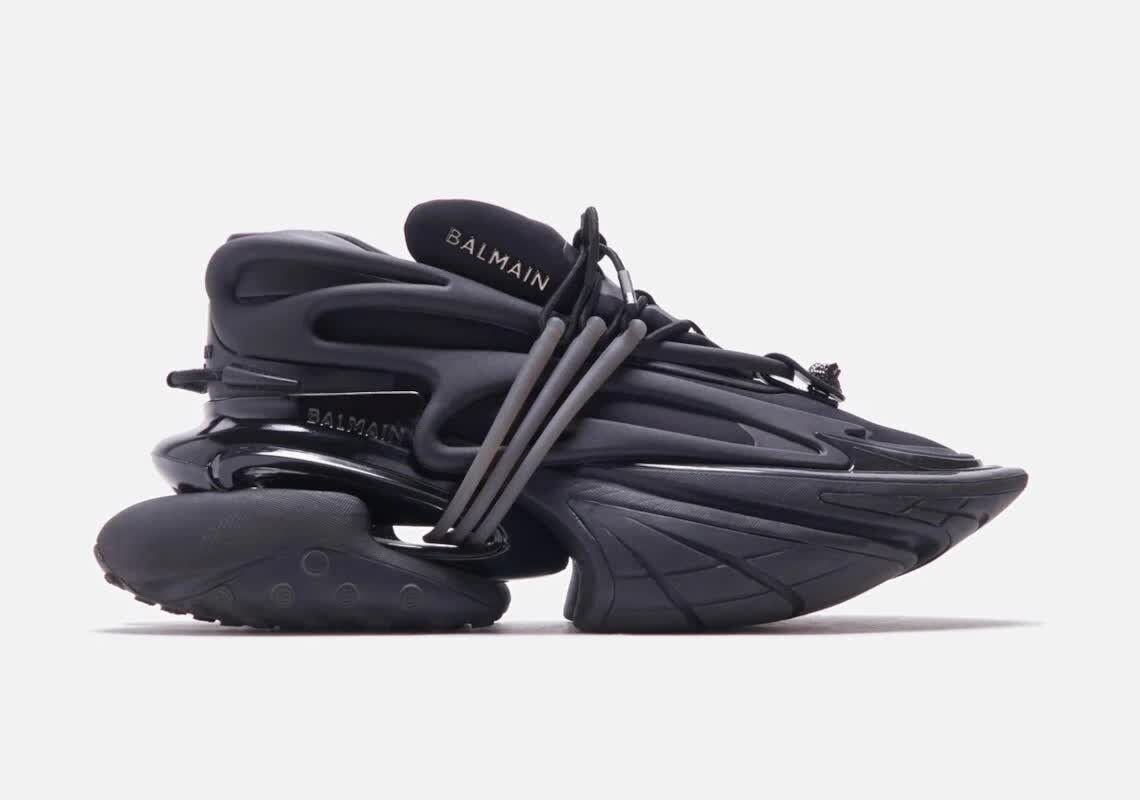    В число трендовых кроссовок в 2023 году также вошли массивные женские ugly sneakers