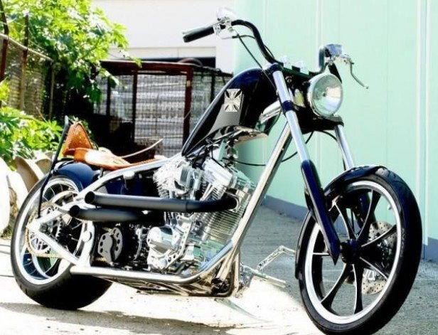      Крест на баке - фирменный знак компании West Coast Choppers