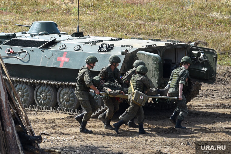    Курганский боец вывозит раненных на бронемашине в ЛНР (архивное фото)