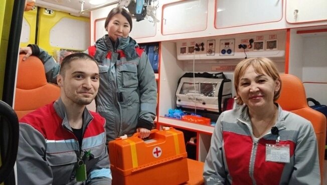    Житель Сургута и бригада скорой помощи спасли жизнь югорчанке