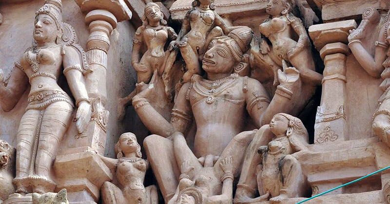 Известные эротические скульптуры человека в храме в Кхаджурахо, Индия