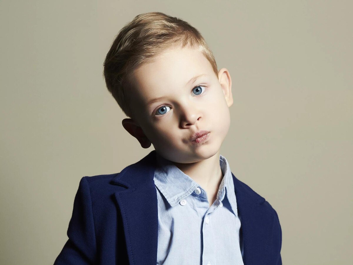 Детские стрижки мальчику. Детские прически для мальчишек модные. Модные стрижки для мальчиков 8 лет. Стрижки для мальчиков. Детские стрижки.