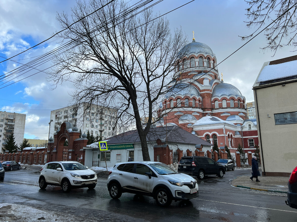 Видите справа уголок здания? В этом торговом центре и находится Визовый центр Нижнего Новгорода. Фото автора