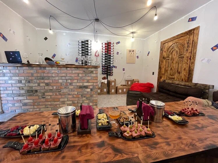 В дегустационном зале можно попробовать не только безалкогольное вино. Фото из семейного архива Жаковых  