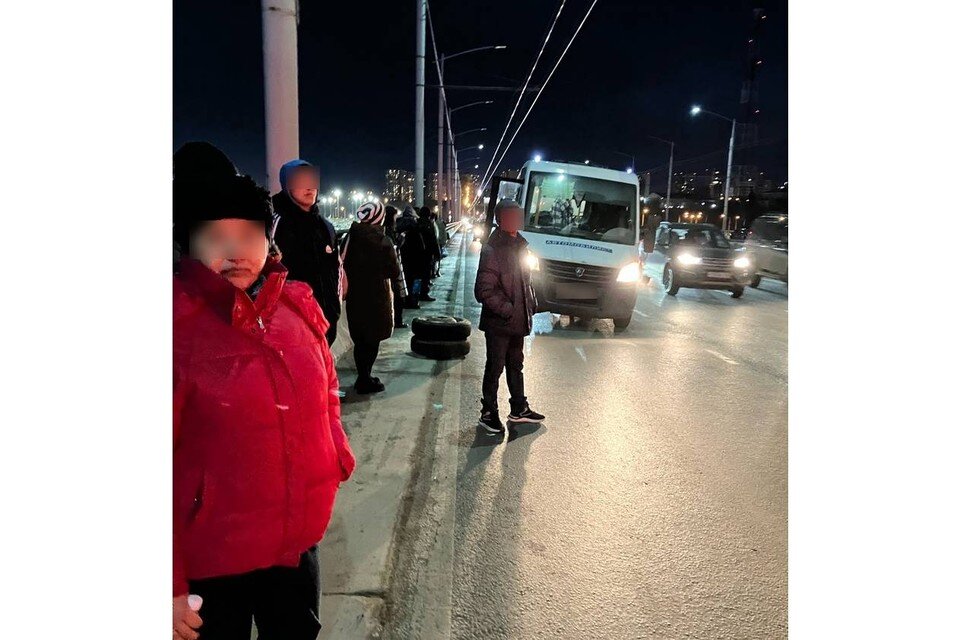     Добраться до ближайшей остановки пассажирам маршрутки помогли неравнодушные автомобилисты. Фото предоставлено "КП"-Иркутск очевидцами.