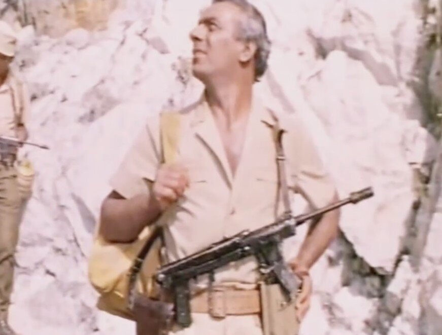 Командир повстанцев Дау с загримированным ППС-43.