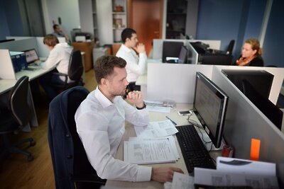    Работа в офисе за компьютером ©Илья Питалев РИА Новости