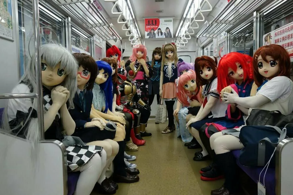 Анимешники в реальной жизни. Анимешники в метро. Отаку в Японии. Анимешники в Японии.