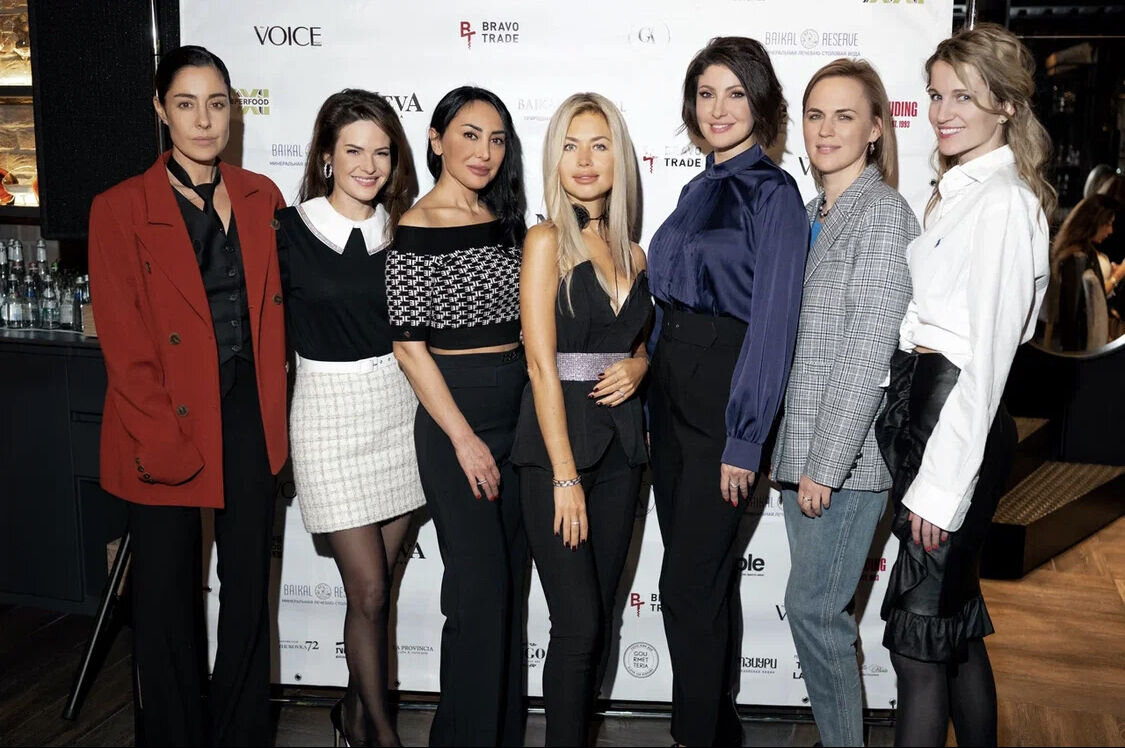    Мария Зайцева, Анна Пескова, Татьяна Арустамова, Олеся Максименко, Анастасия Макеева, Виктория Стрельчик и Женя Малахова