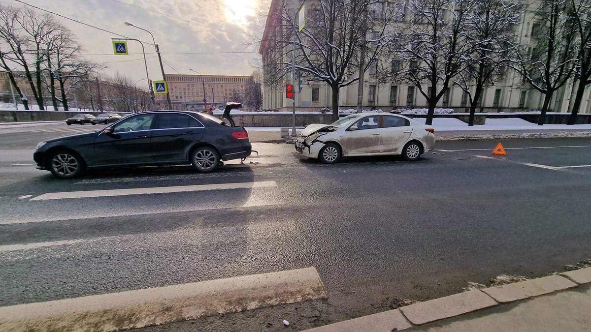 Верховный суд пояснил, как накажут водителя если он попав в ДТП включил  аварийную сигнализацию, но не выставил знак аварийной остановки. |  Автоюрист. Всё о ДПС. | Дзен