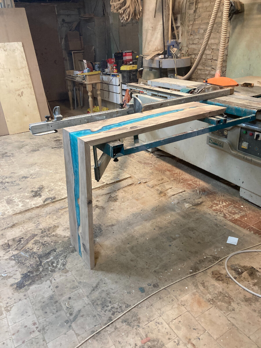 На форматном дисковом станке производится распил под 45 градусов.