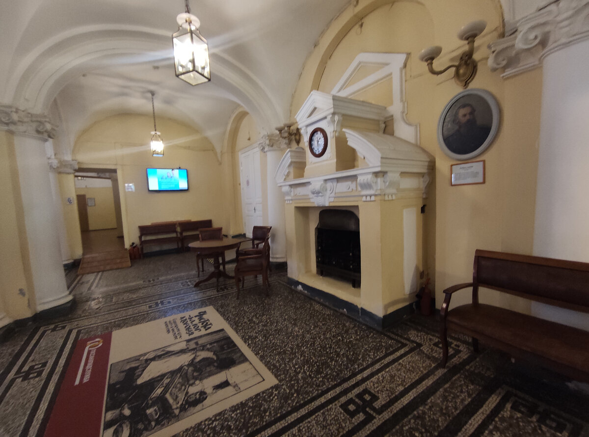 Уже даже холл музея удивляет своей красотой. Всё-таки дворец.