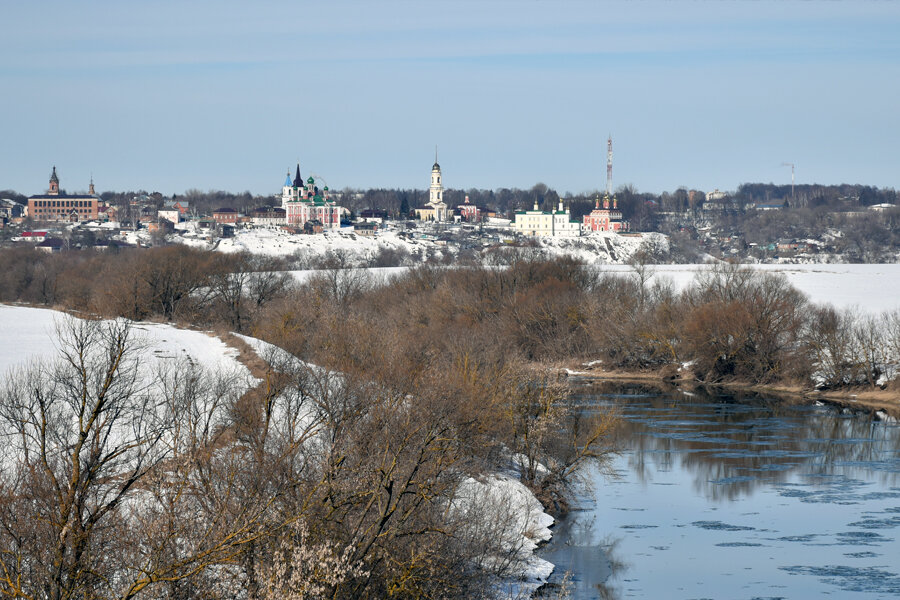 Над красавицею нашей, над Окой, над, церквями освящённою, водицей,
Я б хотел обнять родной Белев рукой - пусть увидят, что мне есть кем возгордиться!