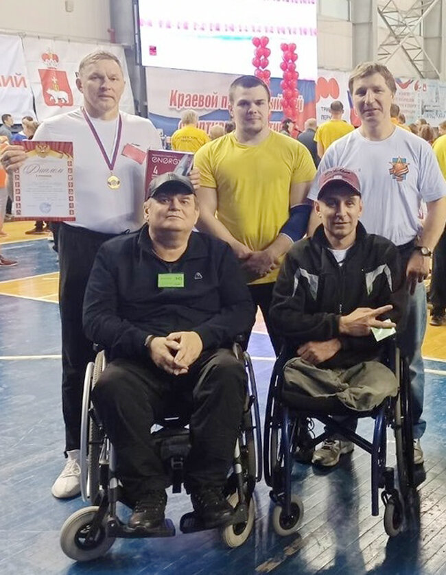 Параспортсмены во время открытия фестиваля: на переднем плане (слева направо): Валерий Котельников, Денис Горбунов, участник из Пермского района Виктор Литвин; во втором ряду: Александр Карпов, Александр Губочкин, Роман Мальгинов