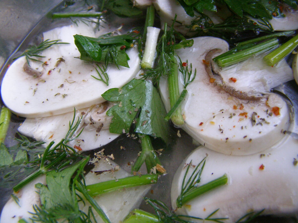Их немного подержать в маринаде - это вкуснятина. А можно и просто так есть, приправив солью и специями. 