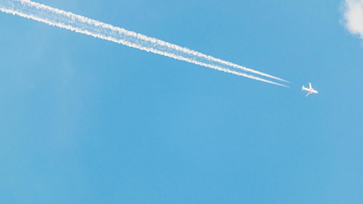    Падающий самолет:Freepik